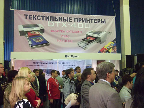 Независимо от того, что можно запечатать, максимальный размер рисунка, который может напечатать хороший текстильный принтер, должен достигать 40х60 сантиметров, что соответствует формату А2. И это важно, так как именно максимальный размер поля печати на ткани отличает высококлассный профессиональный текстильный принтер от бытового. Отличий, влияющих на качественную продолжительную работу у этих двух категорий несколько, а граница проходит как раз между форматами А2 и А3. Принтеров, печатающих на ткани изображения формата А2, на российском рынке раз два и обчелся.