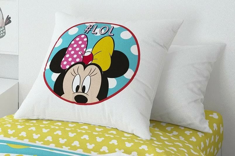 Симпатичная наподушница :)  LOL (от англ. laughing out loud — громко, вслух смеясь; или laugh out loud — громко, вслух смеяться; или lots of laughs — много смеха) — англоязычный акроним, интернет-мем.