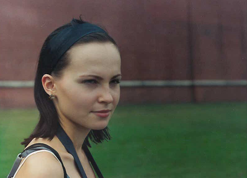 Архивное фото. Лет 10 я носила линзы, но все равно постоянно щурилась. Это не прошло бесследно: со временем на переносице образовалась морщинка 