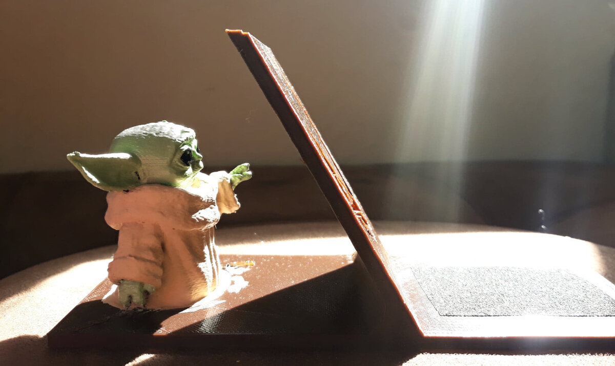 "Малыш Йода" держит подставку при помощи Силы. Подставка для книг или DVD от Teki3dDesign