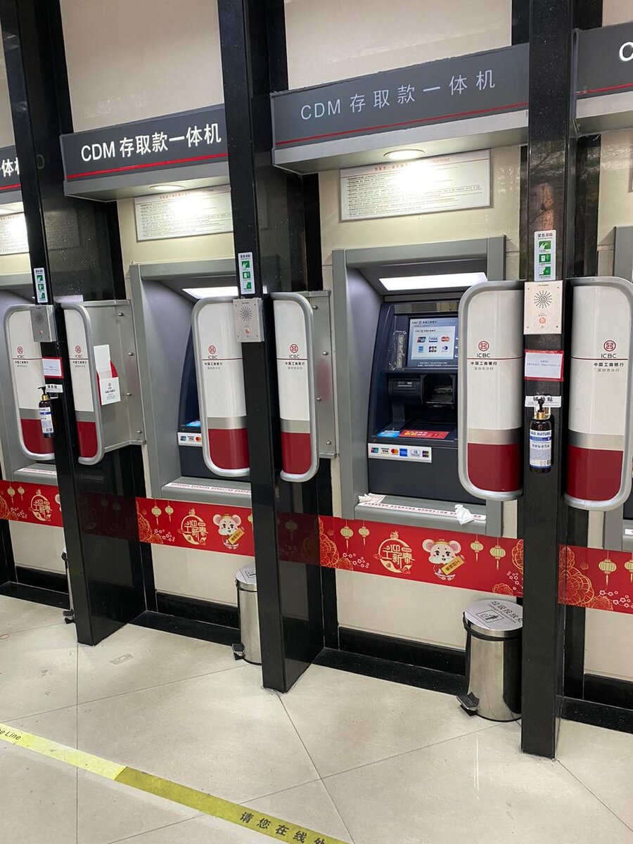 У каждого банкомата гель для дезинфекции. Фото Михаила Колупаева представителя Дома Российско-китайской дружбы в Китае (Шеньчжень).