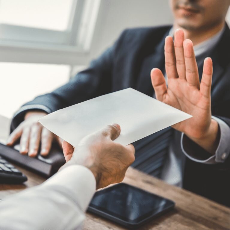 Переговоры с директором. Пожилая секретарша и шеф. Руководитель не хочет платить. Руководитель делегирует полномочия. Увольнение.