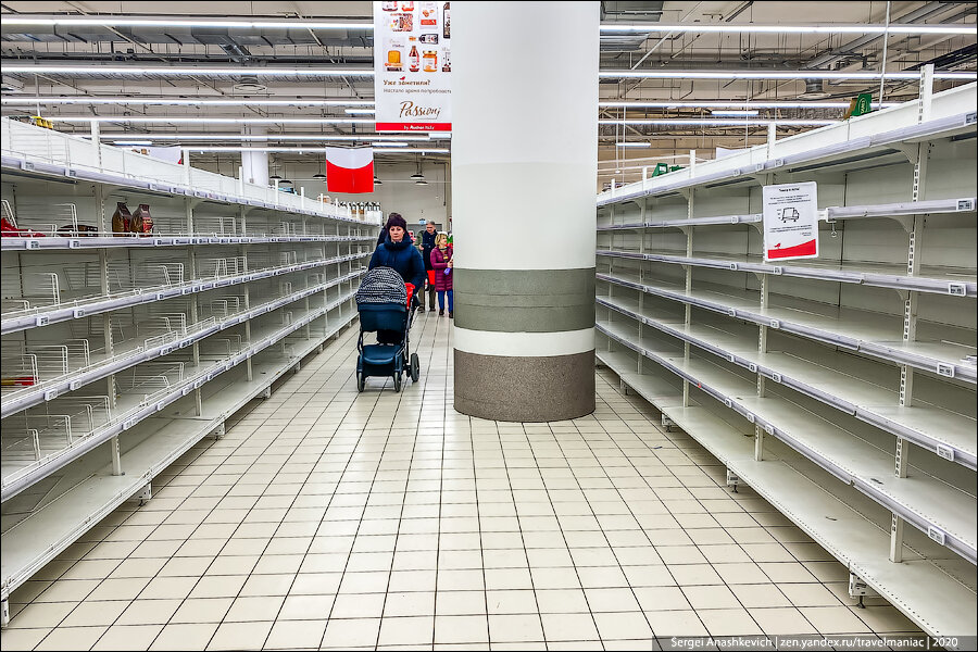 Хроники московского Ашана. Ситуация спустя два дня после первых набегов паникёров, скупающих продукты