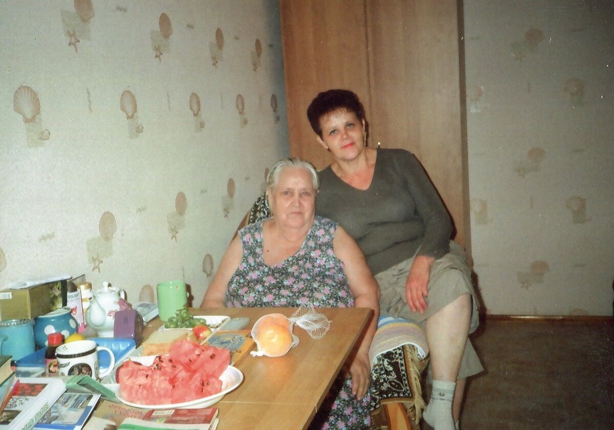 Маман  органически не переносила мою подругу детства за  то, что она как  врач советовала ей больше двигаться  и выходить на  улицу,  ежедневно прогуливаться