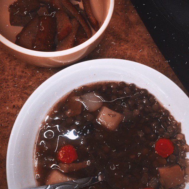 Подавать лучше с гренками из ржаного хлеба