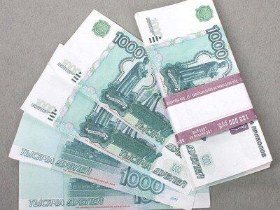Есть известный парадокс: чем выше у тебя доходы, тем больше потребностей, а вместе с ними растут и траты. Между тем научиться экономить и накапливать деньги на отпуск, машину, жильё можно при любом доходе, даже небольшом. Важно правильно поставить финансовую цель и неотступно ей следовать. В этом выпуске журнал «Дружи с финансами» начинает обзор финансовых инструментов и стратегий — от наиболее простых к сложным. Сегодня — описание пяти простых способов «накопить миллион».

С чего начать?

В основе любого накопления лежит финансовое планирование: необходимо вести учёт расходов и доходов, прогнозировать будущие поступления и траты, научиться думать наперёд. Сначала нужно поставить себе чёткую финансовую цель. Она должна быть максимально конкретной. Ведь на расплывчатый вопрос «Как стать миллионером?» и ответ соответствующий — «Зарабатывай больше, трать меньше». Цель должна быть достаточно значимой, чтобы мотивировать вас идти к её достижению. Это может быть крупная покупка: домашний кинотеатр, автомобиль, квартира, оплата обучения ребёнка в университете. Но совсем не обязательно ставить цель, связанную с расходами. Например, можно стремиться накопить финансовую «подушку безопасности» (запас на чёрный день, обычно в размере четырёх–шести месячных размеров дохода семьи) или первоначальный инвестиционный капитал, который в дальнейшем вкладывать в ценные бумаги, фондовый рынок и т. д.

Итак, сформулируйте цель и определите, сколько денег вам нужно накопить и сколько времени вы готовы на это потратить. Так станет ясно, какую сумму необходимо откладывать ежемесячно. Если ваш бюджет её не потянет, придётся сделать план более реалистичным: или увеличить срок накоплений, или поменять цель на достижимую.

Важно распределить цели по срочности и важности, присвоить им приоритеты и вписать в свой личный финансовый план
Что делать, если целей несколько? Скажем, в вашей семье ожидается пополнение — а значит, предстоят траты на детскую кроватку и коляску. В среднесрочной перспективе понадобится покупка более вместительного автомобиля и расширение жилплощади. А ещё неплохо было бы накопить денег на старость и домик у озера… Это нормальная ситуация — но надо понимать, что невозможно копить на всё сразу. Важно распределить цели по срочности и важности, присвоить им приоритеты и вписать в финансовый план. Так вы поймёте, на что нужно откладывать прямо сейчас, с чем можно подождать, а от каких желаний отказаться совсем.

Следовать плану — задача непростая. Она требует ответственности и внутренней организованности. Одним людям не удаётся откладывать деньги регулярно, другие начинают тратить сбережения раньше срока, если возникла необходимость. Потерпев неудачу, они через месяц-другой бросают все попытки.

Попробуйте воспользоваться простыми, но проверенными временем системами планирования и учёта финансов, которые помогут дойти до поставленной цели, даже если с самодисциплиной у вас проблемы.                                                                      1. Метод «шести кувшинов»

Метод «шести кувшинов» предполагает распределение денежных поступлений на шесть категорий: на жизнь, накопления, развлечения, образование, крупные покупки и подарки
Эту — одну из самых распространённых — систему ведения бюджета в 2011 году в своей книге «Думай как миллионер» описал американский бизнес-тренер и финансовый консультант Т. Харв Экер. Согласно этому методу, все денежные поступления делятся на шесть категорий: на жизнь, накопления, развлечения, образование, крупные покупки и подарки. Тратить их можно только в соответствии с назначением категории.

Кувшин в данном случае — понятие условное: наличные деньги можно разложить по стеклянным банкам, шкатулкам, конвертам; безналичные — раскидать по шести отдельным целевым банковским счетам. Проанализировав типичные траты американских семей, автор предложил такую пропорцию разделения средств: 55-10-10-10-10-5. Вооружитесь калькулятором и подсчитайте.

— Самая большая часть (55%) идёт в первый «кувшин». Это траты на коммунальные платежи, питание, транспорт и связь, одежду, бытовые товары и т. д. Кажется, что прожить на ползарплаты невозможно, особенно когда и полной хватает едва-едва. Но нужно понимать, что накапливать удастся только в том случае, если вы будете тратить меньше, чем зарабатываете.

— 10% отправляются в «кувшин», отвечающий за сбережения, за сумму, которую можно назвать «подушкой безопасности», накоплениями на чёрный день, на непредвиденные расходы в будущем.

— Ещё 10% выделяются на дорогие покупки, без которых можно обойтись в повседневной жизни или которые служат сравнительно долго и не попадают в категорию «повседневные расходы»: новый телевизор, планшет, шубу. Если этой суммы не хватает для совершения покупки, на неё придётся копить несколько месяцев.

— 10% — ежемесячный бюджет на обучение или саморазвитие. Даже если в вашей семье нет ни школьников, ни студентов, эти расходы являются важными. К ним могут относиться траты на любимое хобби, курсы иностранного языка или повышения квалификации, йогу. Само наличие такой статьи подталкивает к тому, чтобы постоянно учиться чему-то новому.

— 10% — транжирство, их можно потратить как угодно — на музыкальные концерты, посиделки с друзьями, импульсивный шопинг.

— 5% предназначаются на подарки, а также на благотворительность. Нужно помнить, что «выпивать» кувшин до дна, то есть полностью опустошать каждый счёт, не обязательно. Если что-то осталось — отлично, эти деньги можно пустить на накопление! Главное — ежемесячно наполнять «кувшин» заново. При правильном использовании этого метода вам удастся избежать долгов, а денег будет хватать и на ежедневные расходы, и на отдых, и на увлечения.



