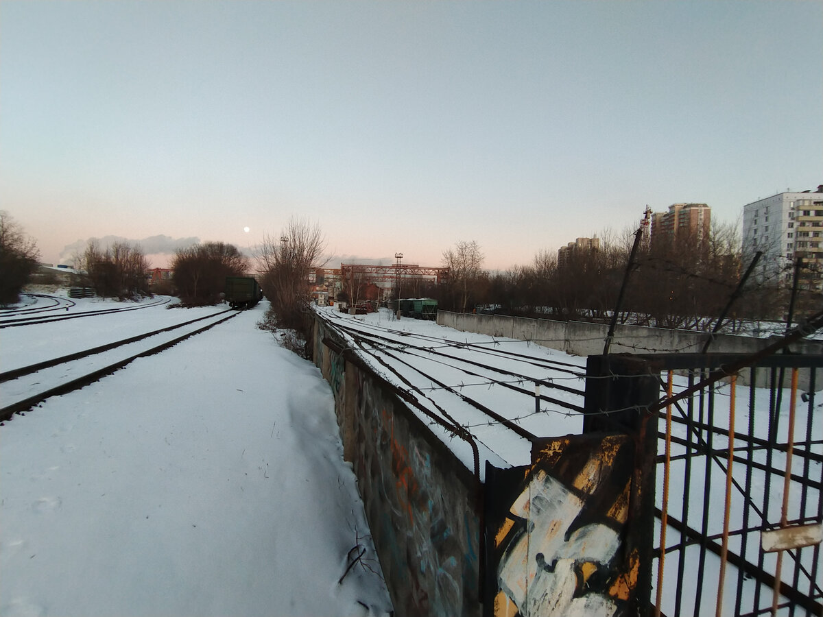 Вдалеке виден крановый комплекс «Мокона»