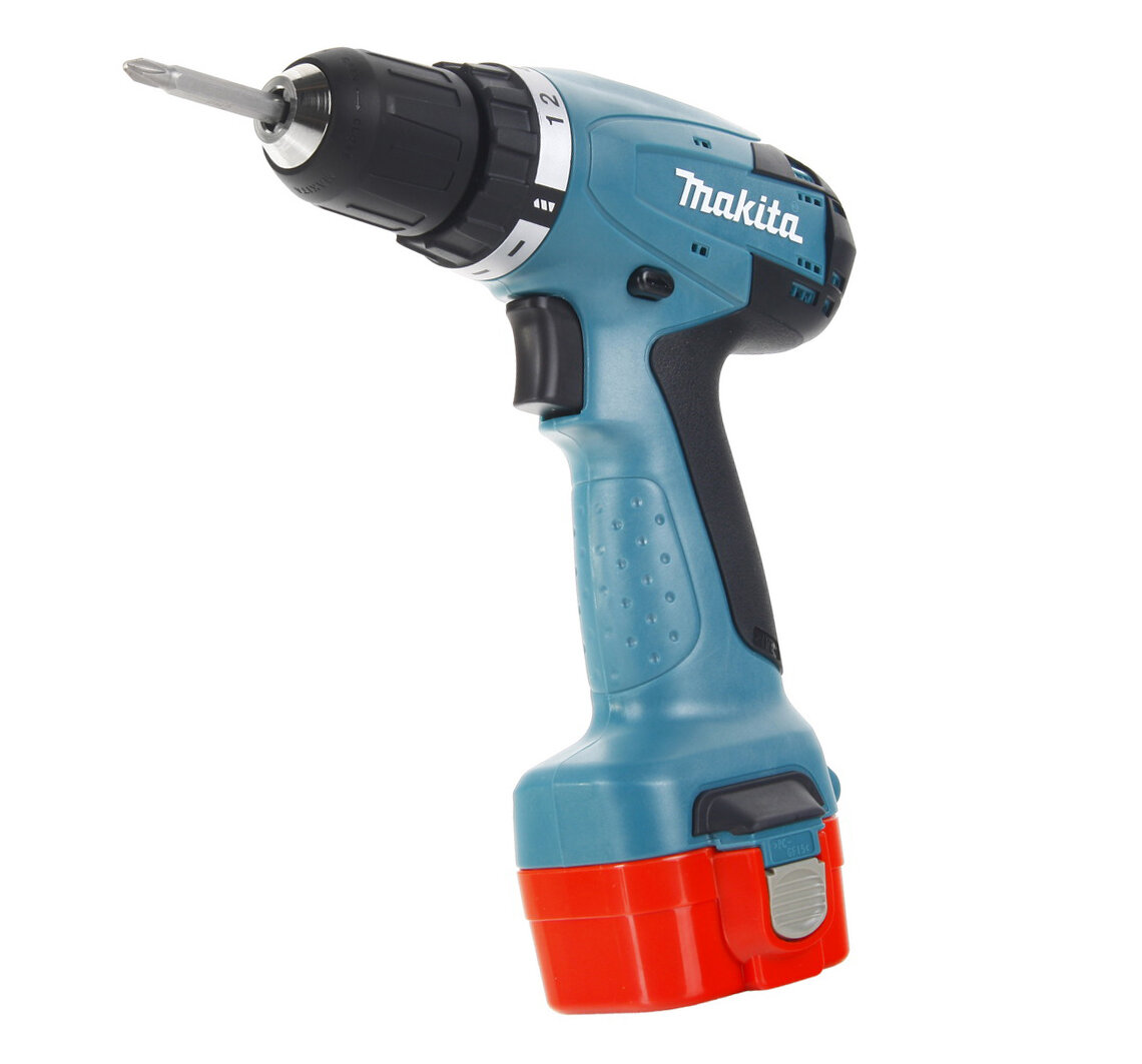 Мой первый шуруповерт Makita 6261 - 9.6 Вольт, довольно громоздкий по современным меркам. NiCd - аккумулятор. Обычный кейс.