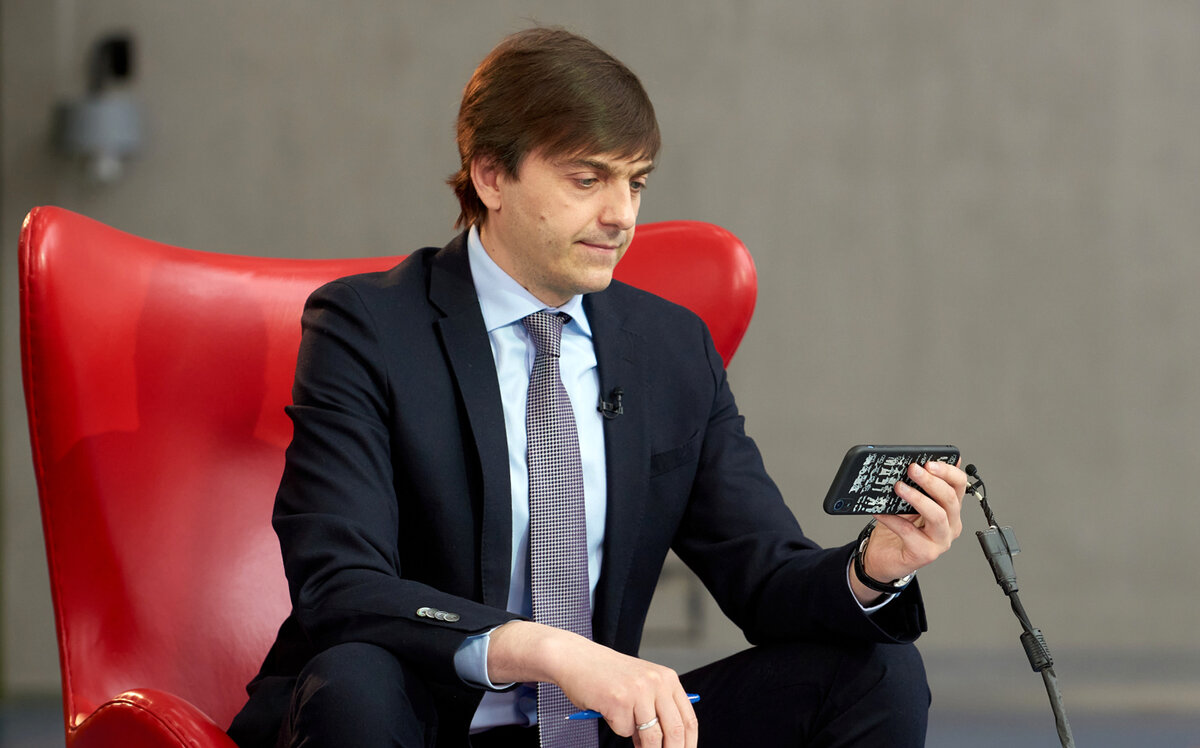 Министр просвещения Сергей Кравцов по время эфира. Источник: edu.gov.ru