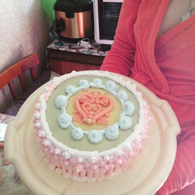 Бисквитный торт украшен домашней мастикой и белковым кремом