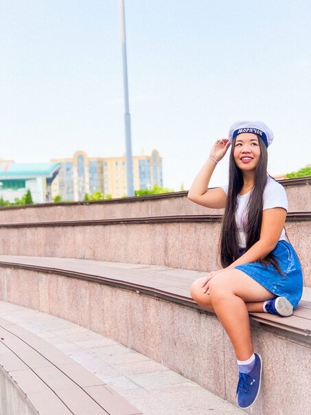 КАРАНТИН - САМОЕ ВРЕМЯ СХОДИТЬ В ТЕАТР

Сегодня я хотела бы поговорить о спектаклях, театре и конечно же, о карантине, ведь он затронул все виды досуга.

Чем заняться, пока все мы находимся на самоизоляции? Каждый выбирает для себя сам, и любое решение будет правильным, естественно, в рамках закона. Если Вы целыми днями лежите, плюете в потолок и ничего не делаете - это тоже хорошо, значит Вашему телу, душе и мыслям сейчас нужен отдых от всего на свете. Пусть отдыхают, когда ещё предоставится такая возможность? Любите и берегите себя, потому что Вы у себя одни!

А мы с Колей решили впервые посмотреть спектакль в режиме онлайн, попробовать каково это, ведь ничего подобного мы раньше не видели. Сейчас в связи с ситуацией в мире, почти все, а возможно и все театры в России перешли на онлайн трансляции своих постановок. Крутая возможность, не выходя из дома «ходить в театры» в футболке и трусах, и не париться о дресс-коде. Правда есть и минусы, ведь наверняка хочется людей посмотреть, себя показать. Но не в этом суть.

Выбрали спектакль «Том Сойер» Театра Юных Зрителей имени А.А.Брянцева @tyuz_spb, его транслировали бесплатно в официальной группе Вконтакте. Именно этот спектакль, именно в этом самом театре мы смотрели вживую в Санкт-Петербурге, он нам очень понравился и теперь просмотрели заново, но уже в онлайн.

Конечно, нельзя сказать, что одинаково. Нет, далеко нет. Когда смотришь вживую, ты видишь эмоции артистов, видишь их костюмы, грим, декорации, даже частички пота выделяющиеся на лицах - и все это прекрасно, погружает в сюжет на все 100%. Мы обожаем театры, испытываем особенно трепетное отношение к ним, а в данный момент, когда все культурные заведения закрыты - будем радовать себя хоть так.

Смотрите, как много плюсов театров онлайн:
- Бесплатные спектакли;
- Не выходите из дома;
- Не тратите время на сборы;
- Не пачкаете одежду, не расходуете косметику;
- Не тратите деньги на проезд;
- Не покупаете бутерброды, кофе в буфете;
- Не покупаете программки;
- Перед Вами не сидят высокие люди, чихающие, кашляющие, болтливые;
- Получаете духовную пищу, тему для обсуждений с Вашими родными;
- Проводите время в кругу семьи.

#отдых #путешествие #путешествия