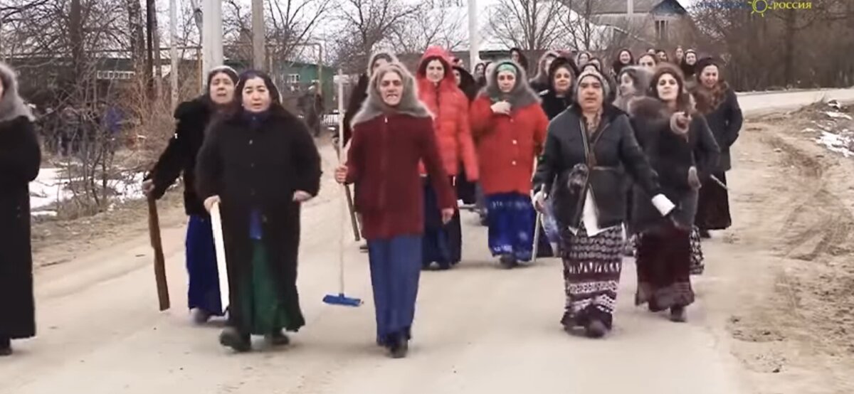 Цыганка, Тамара Георгиевна стала звездой посёлка Плеханова. Она рада всем журналистам, с каждым говорит долго, искренние рассказывает, что именно она вышла к оцеплению ОМОНа, во время цыганского бунта. Ещё Тамара  Георгиевна говорит , что платит регулярно и официально за газ 