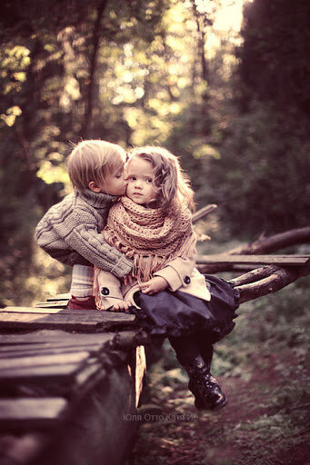 Если мама была надёжная и предсказуемая, то ребёнок делает вывод: «отношения — это безопасно и приятно».