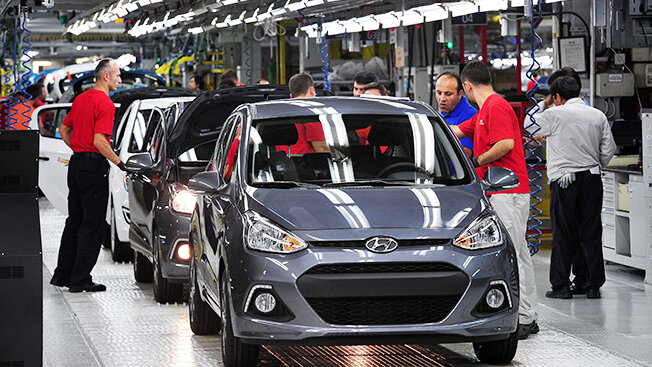 Сотрудники работают на заводе Hyundai Assan Otomotive Sanayi в Турции, в Стамбуле. (Hyundai Motor Group)
