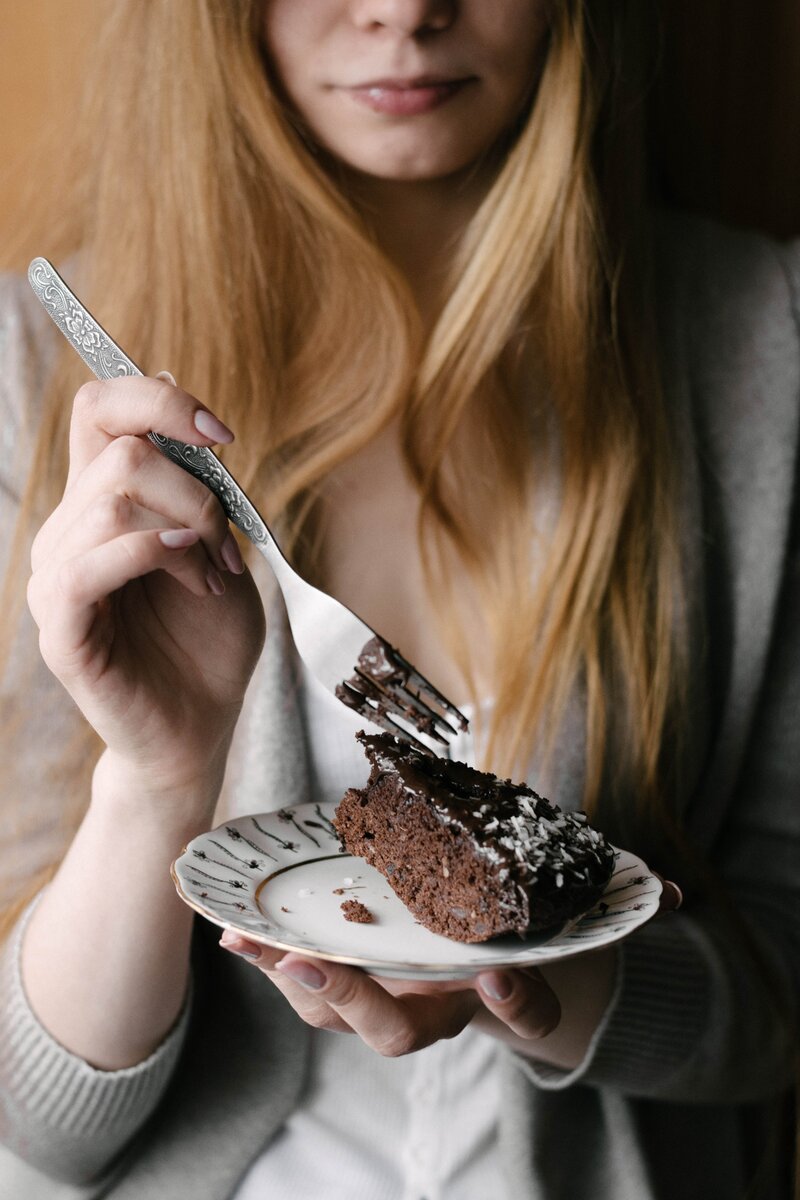 Старая фотография, на которой я делаю вид, что ем шоколадный пирог
