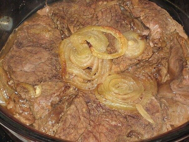 Говядина в собственном соку с луком (в латке) 