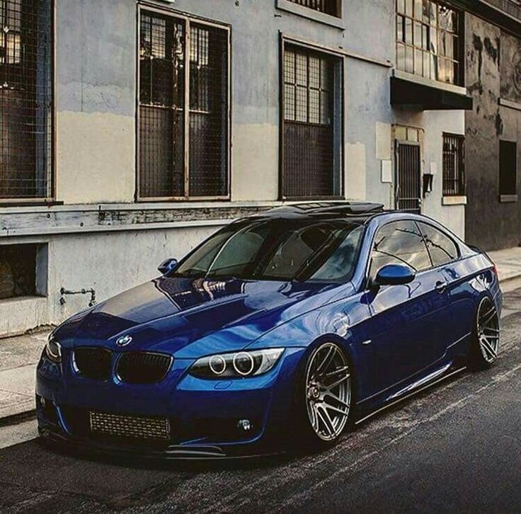 E92 — модификация кузова пятого поколения BMW 3-ей серии. Представляет собой двухдверное купе. Выпускался с августа 2006 года по 2013 год. Модель получила свой собственный дизайн и стала чуть уже и длиннее своего четырехдверного брата E90.

Внешний дизайн определяется поверхностями и линиями, которые протекают из подчёркнутой передней части в плоскую заднюю и создают впечатление пространственного динамизма. Плечевая линия и выштамповка проходят по всей длине кузова, подчеркивая характерный приземистый образ купе. Дизайн немного изменился после рестайлинга 2010 года (легко отличить по передним фарам, они стали немного выше).

Это первое купе BMW, с возможностью установки системы полного привода xDrive. Все автомобили данной серии имеют ксеноновые фары и оснащены автоматическим механизмом подачи ремня безопасности. Минимальный диаметр разворота 11,0 м, c xDrive: 11,8 м.

BMW E92
BMW E90 Coupe front 20080524.jpg
Общие данные
Производитель
BMW
Годы производства
2006—2013
Класс
Средний
Дизайн
Тип кузова
2‑дв. купе (4‑мест.)
Компоновка
переднемоторная, заднеприводная
Колёсная формула
4 × 2
Массово-габаритные характеристики
Длина
4580 мм
Ширина
1780 мм
Высота
1395 мм
Клиренс
143 мм ( кроме 335, где 125 мм )
Колёсная база
2760 мм
Колея задняя
1507 мм
На рынке
Похожие модели
Audi A5, Mercedes-Benz C-класс
Сегмент
D-сегмент
Другая информация
Объём бака
~63 л (бензиновая версия)
~61 л (дизельная версия