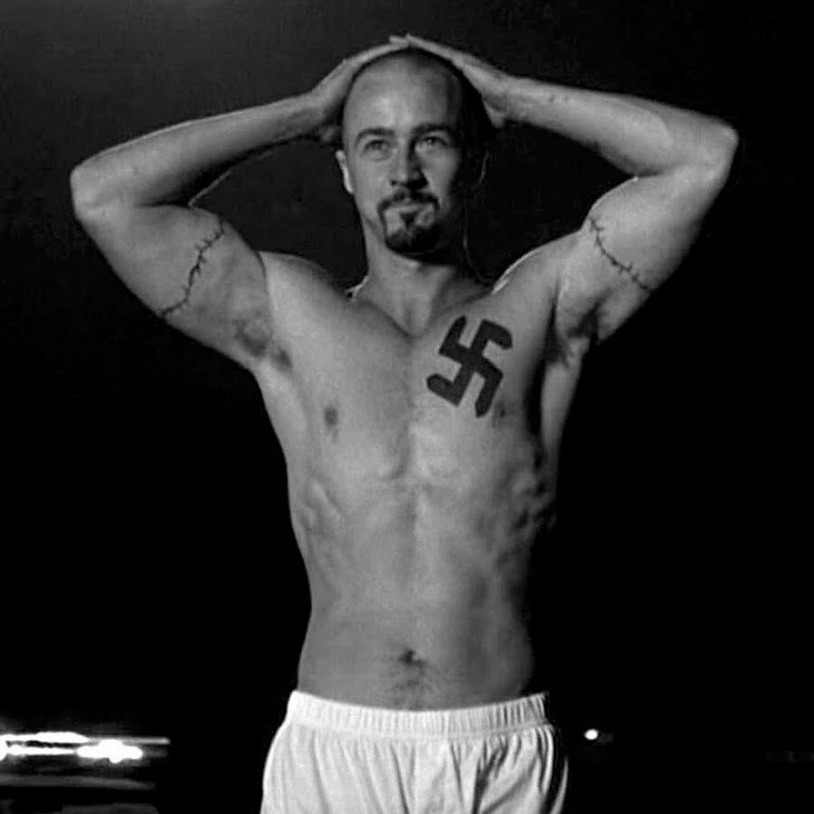 Эдвард Нортон в фильме «Американская история X».