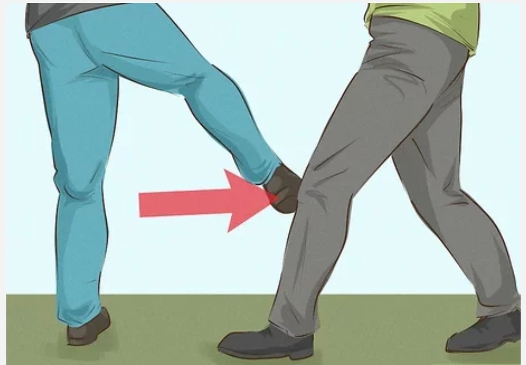 Если человек не занимаеться единаборствами его голень не набита, значит при ударе он испытает сильную боль.