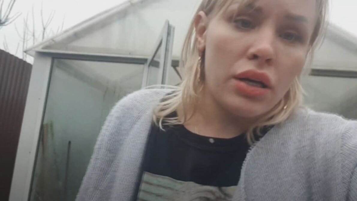 Lola Taylor сажает помидоры и клубнику в теплице