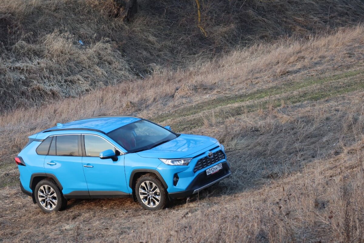 Кстати, у Toyota отличный дорожный просвет — ну, расстояние от днища до асфальта. Там сантиметров 20 или около того. Раньше по пути на дачу мы все время чем-то чиркали об дорогу, теперь такого и близко нет!  