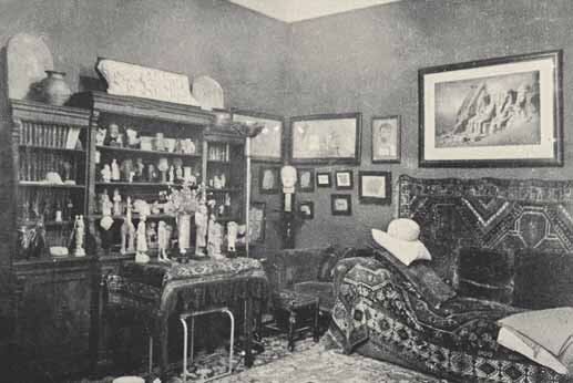 Кушетка Фрейда в окружении предметов старины. Вена. Ок. 1910–1920. Над кушеткой
большая репродукция с изображением скалы Абу-Симбел.
