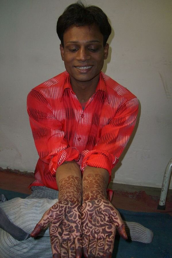 Женское псевдотату, нанесенное хной - один их гуру хиджр