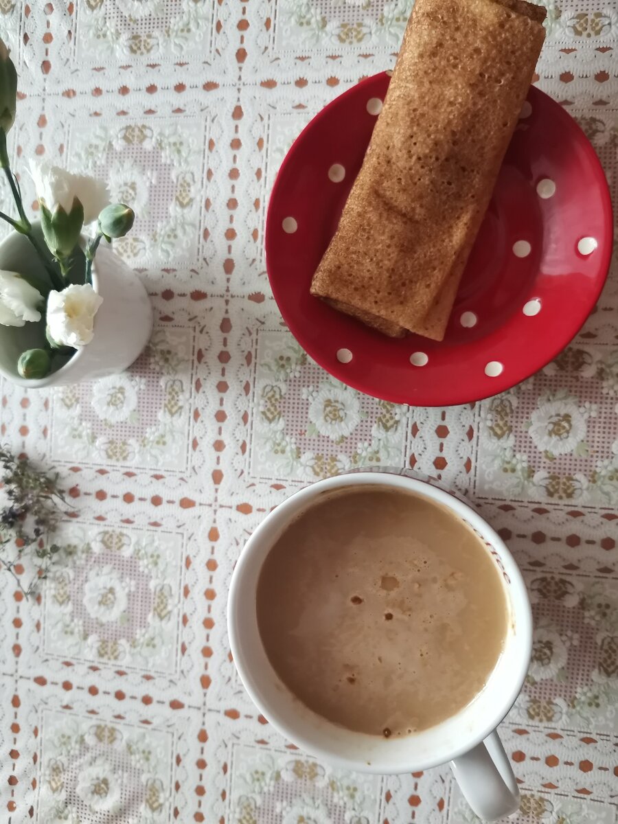 Я не нашла фото красивых ног, а для своих фотосессию давно не устраивала, поэтому кофе и история про пикантное. Про бритьё. Без фото. 