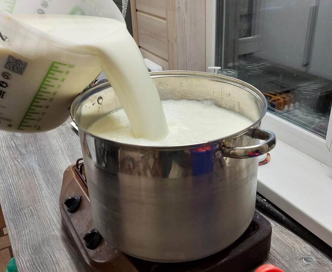 Приготовить козий сыр домашних. Приготовление домашнего сыра. Молоко для приготовления сыра. Заквашивание творога. Перемешивание молока.
