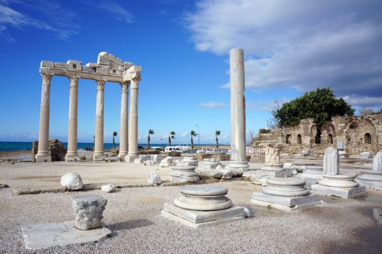 Сохранившиеся пять колонн фасада храма греческого бога Аполлона в Сиде