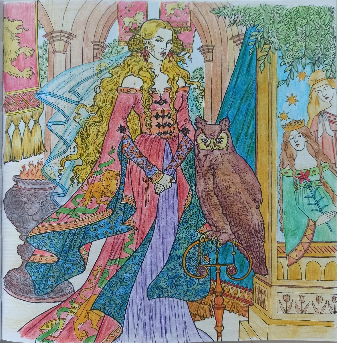 Серсея Ланнистер. Очень понравилось работать над ее нарядом. А сова тоже какая-то странноватая)