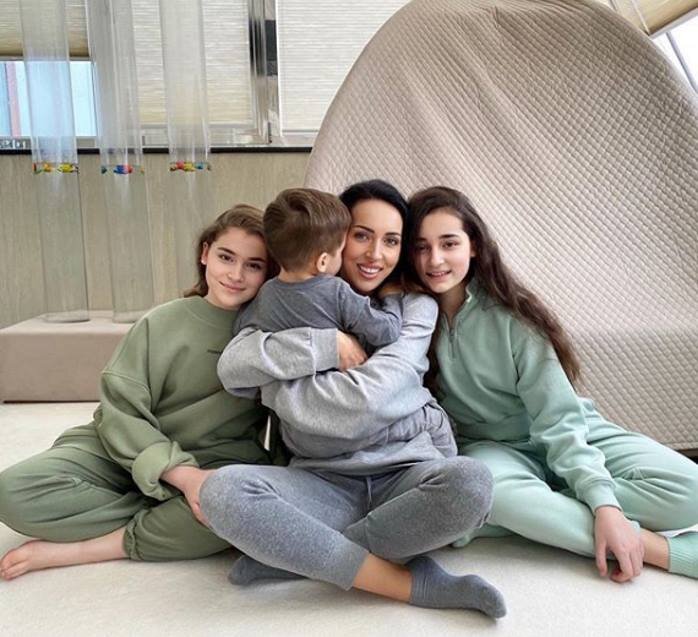 Алсу с дочками: Сафиной и Микеллой с маленьким сыном Рафаэлем. Фото: Instagram.com/alsou_a