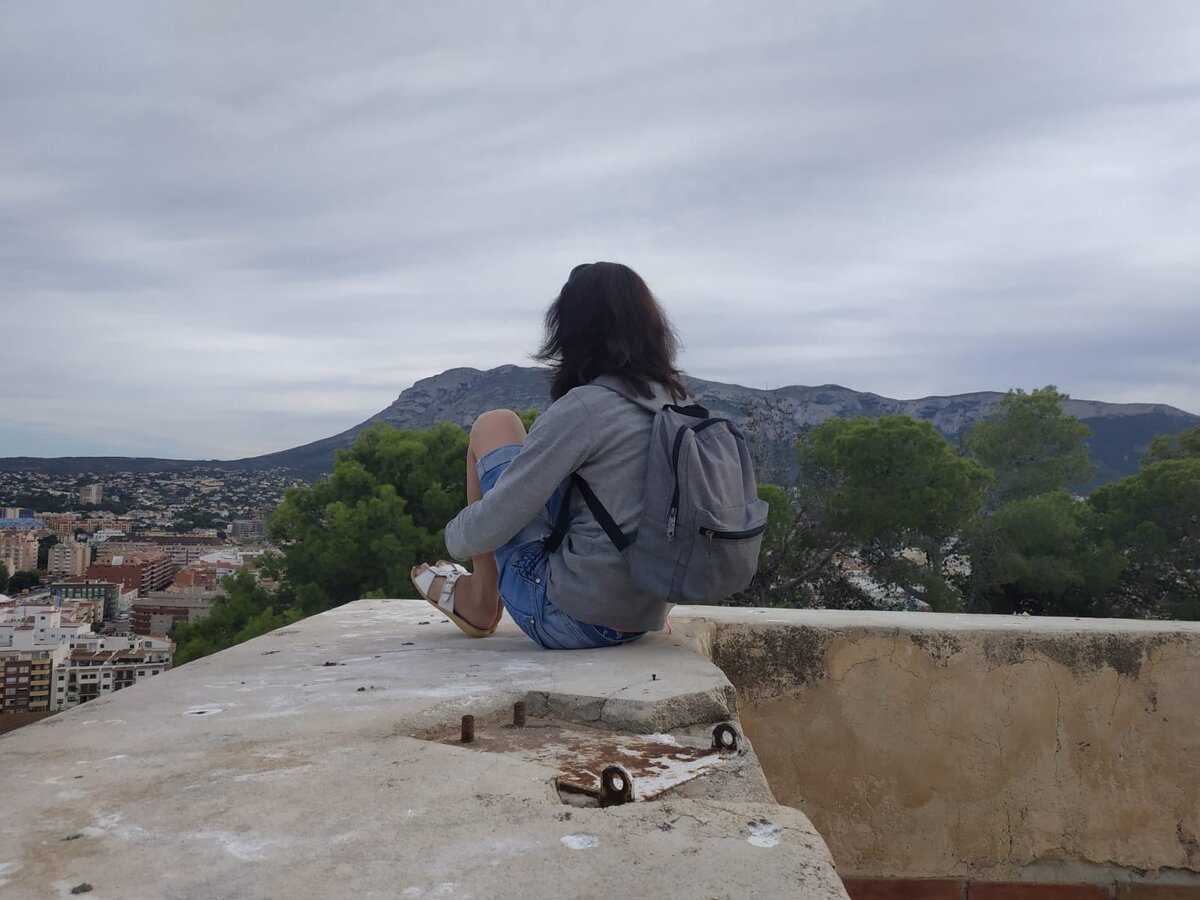 Я внутри замка, смотрю в сторону горы Монгто. 