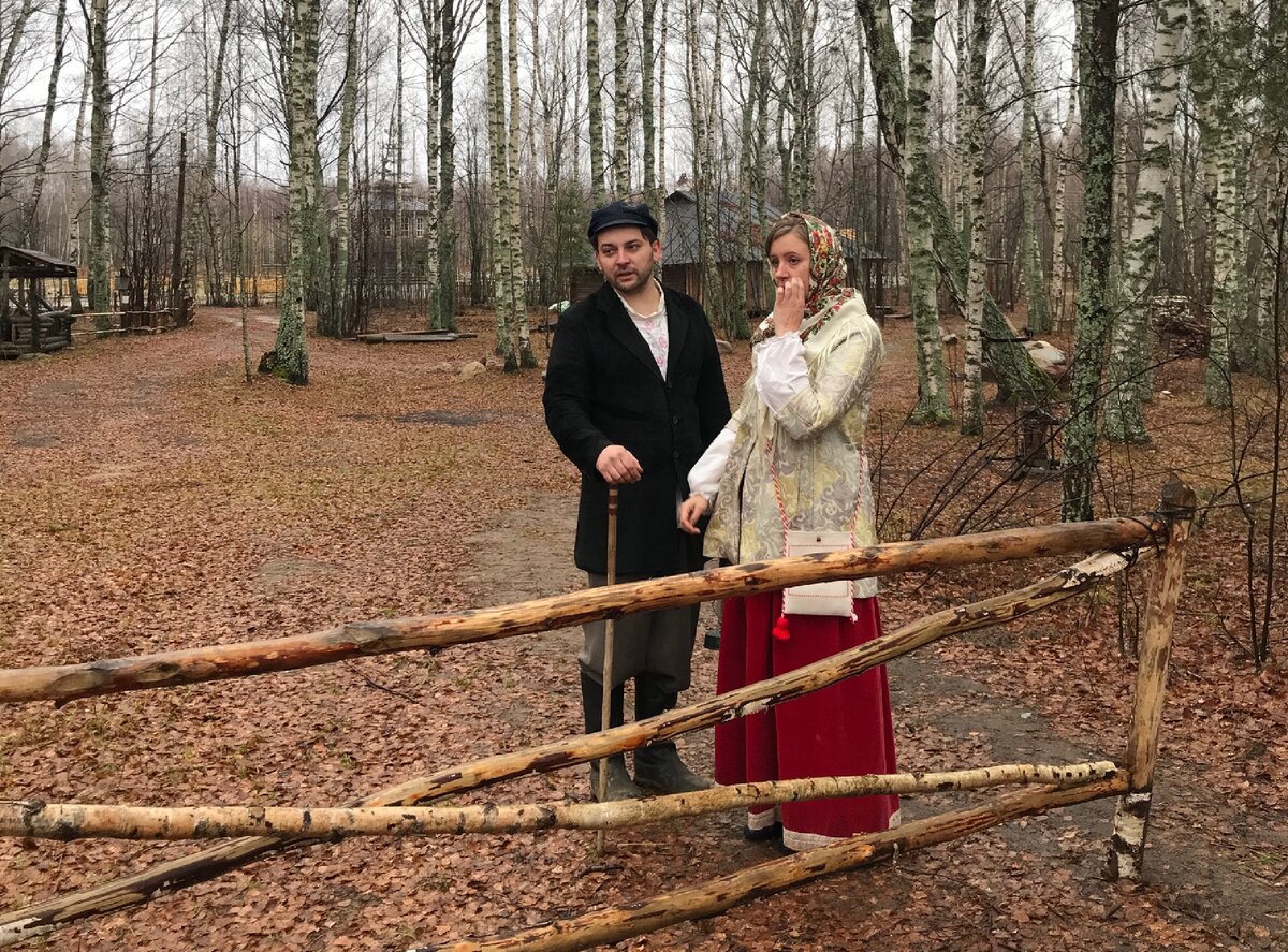 Это Александр и Олеся, хозяева деревни