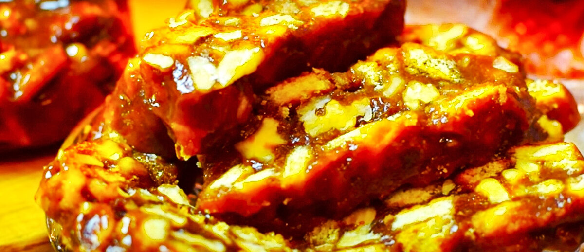 РЕЦЕПТ: Печенье "топленое молоко" - 700 гр
Орехи грецкие - 500 гр (со скорлупой)
Масло сливочное - 2 пачки (по 180 гр)
Какао - 2 столовых ложки
Сахар - 4 столовых ложки + 2 стакана по 200 гр
Молоко - 4 столовых ложки
Яйца - 2 шт