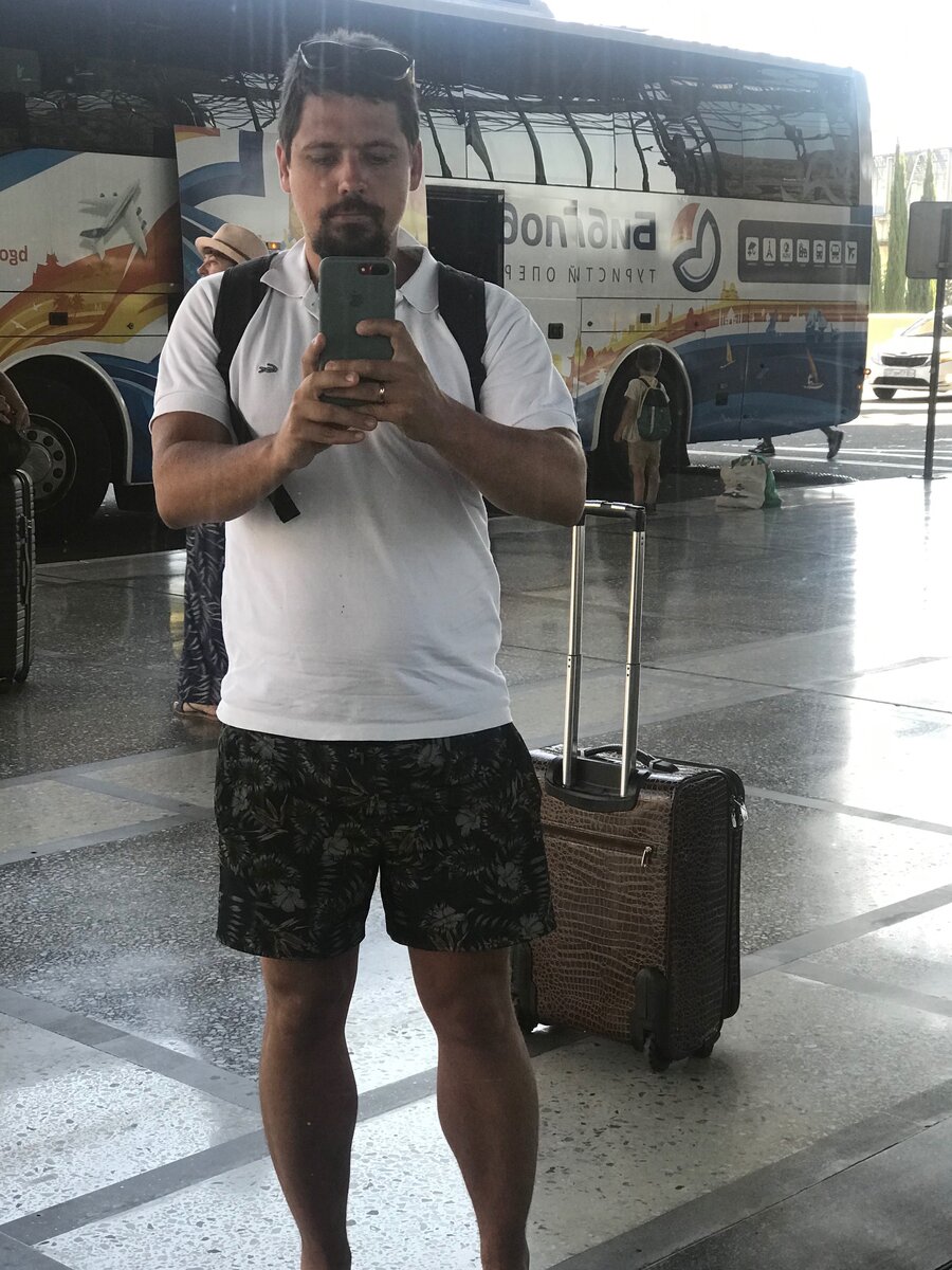 Селфи возле аэропорта в Сочи.