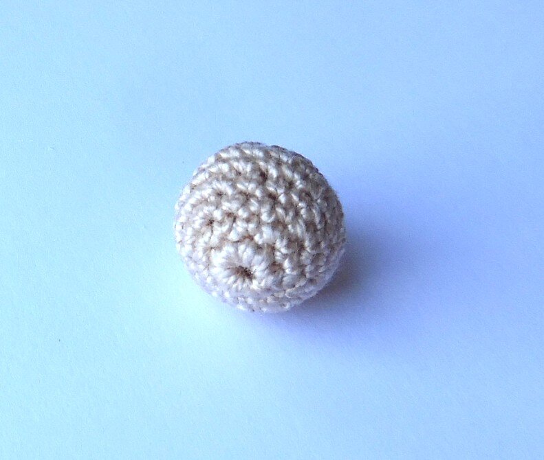 Бусину обвязала крючком