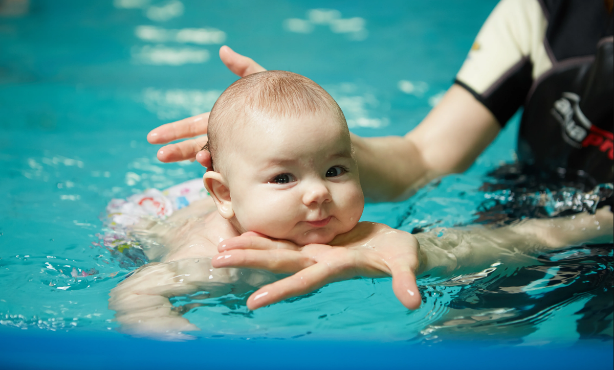 Увидеть грудничка в бассейне больше не чудо. Сегодня все больше родителей начинают активно заниматься водными процедурами с первых месяцев жизни малыша.