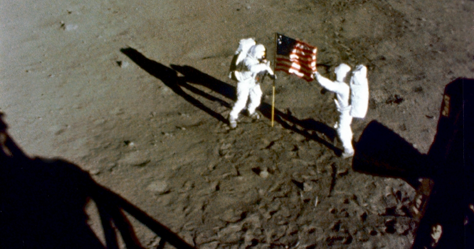 Установка Американского флага на Луне