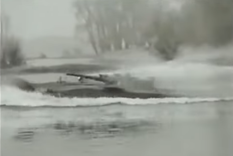 БМП-1 преодолевает водную преграду 
