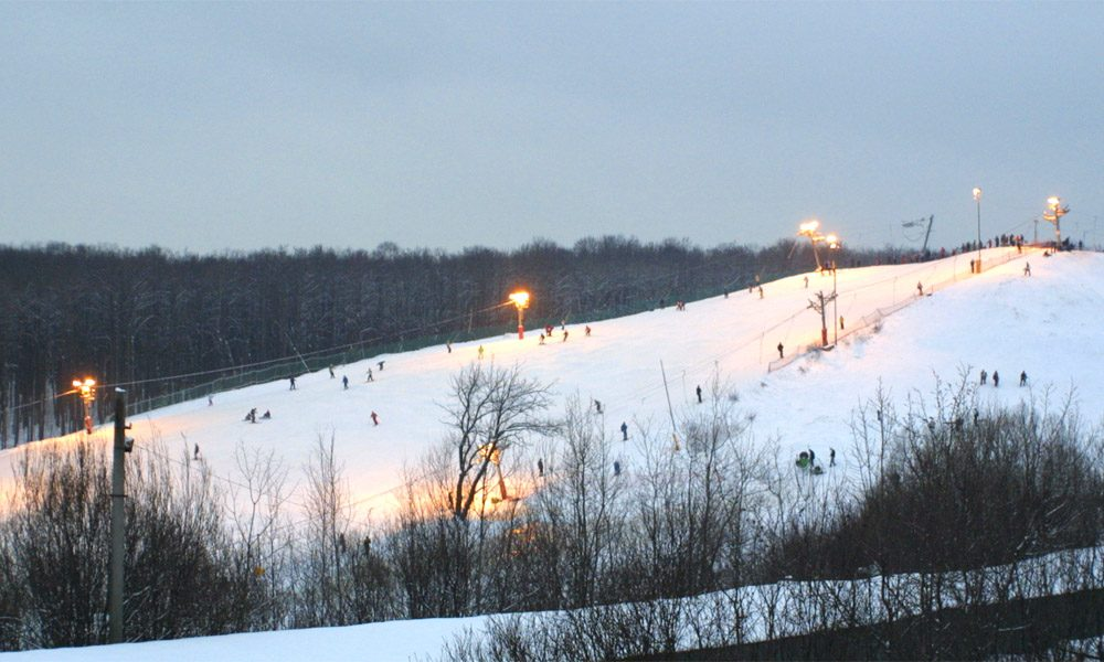 Горнолыжный склон севастопольский проспект. Горнолыжный спуск в ясенево. Лысая гора ясенево. Горнолыжный комплекс узкое ясенево. Склон лысая гора ясенево.