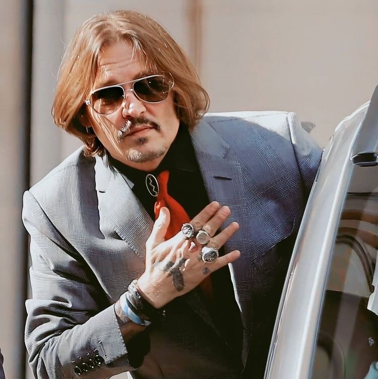                                                       Джонни Депп после дачи показаний в суде