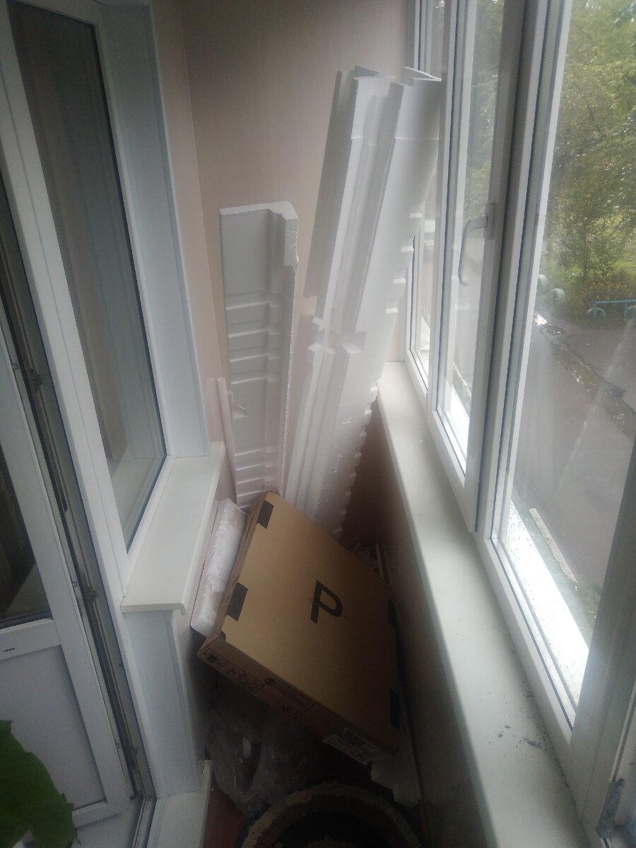 Пенопласт и квадратное корыто с местом для парковки