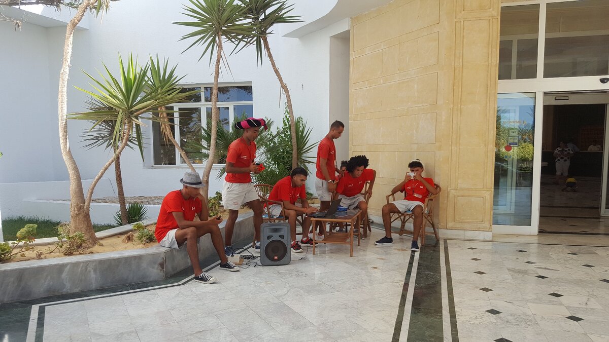 Наш отель встречал туристов песнями и плясками.Фото автора.