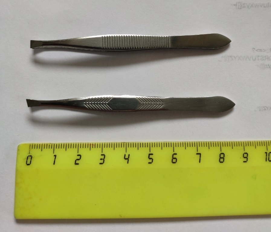 Два пинцета для коррекции бровей