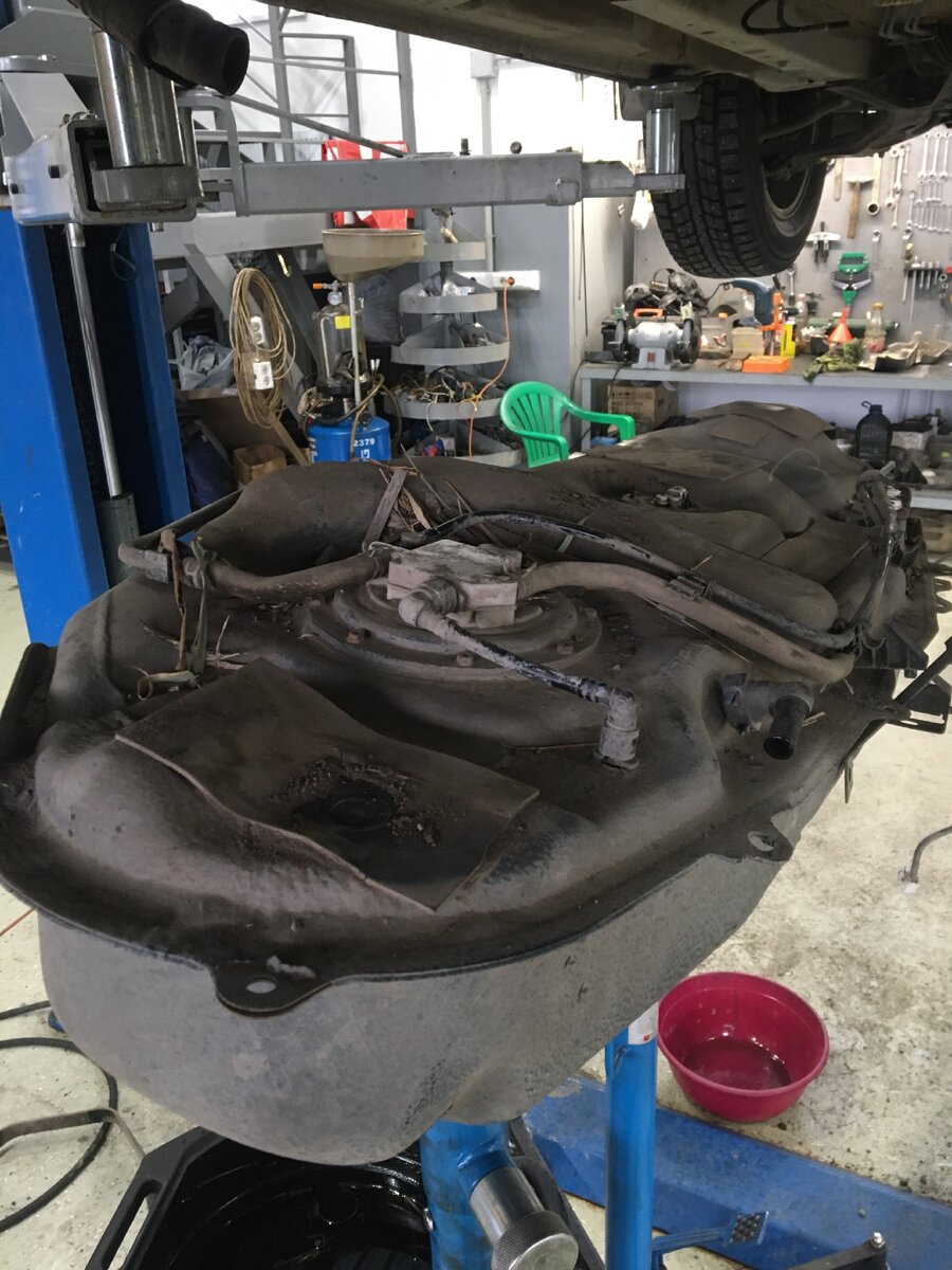 Сняли бензобак 