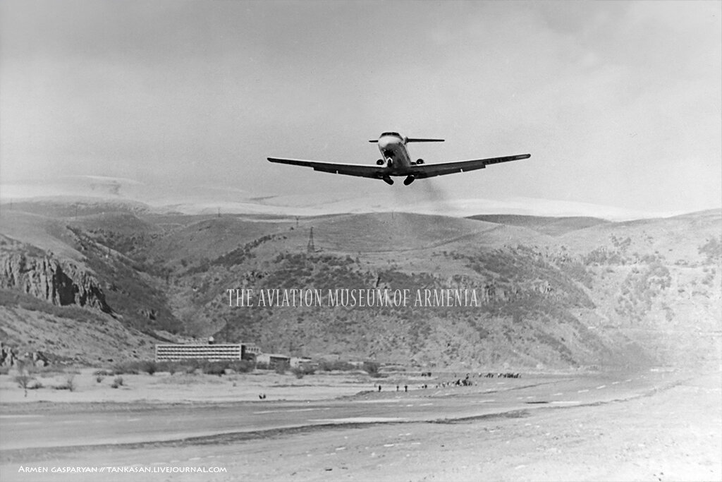 Прекрасный предновогодний подарок - новое фото первого полёта Як-40 из Ереванского аэропорта "Эребуни" в горный Джермук, которое опубликовала Armenpress/History в свой архивной подборке.-2