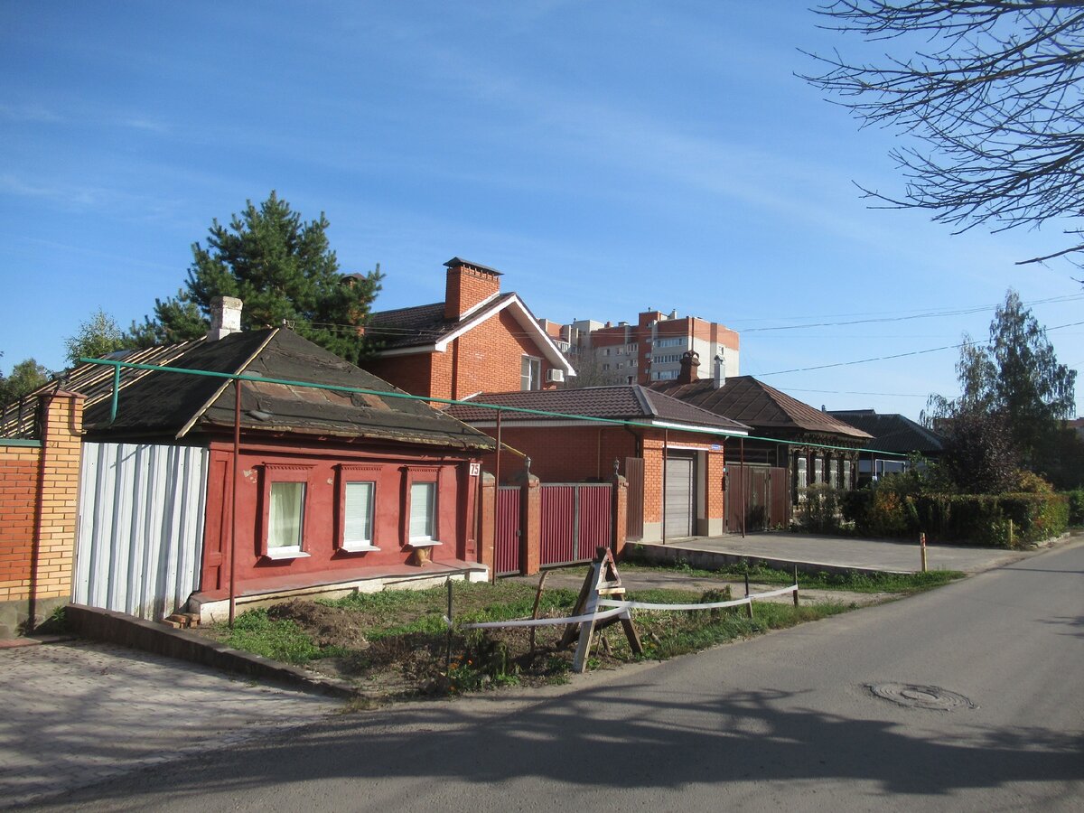 Тула. улица Пионерская (между улицами Л. Толстого и Морозова). Уголок  частного сектора среди многоэтажной застройки | ПАНТОГРАФ | Дзен