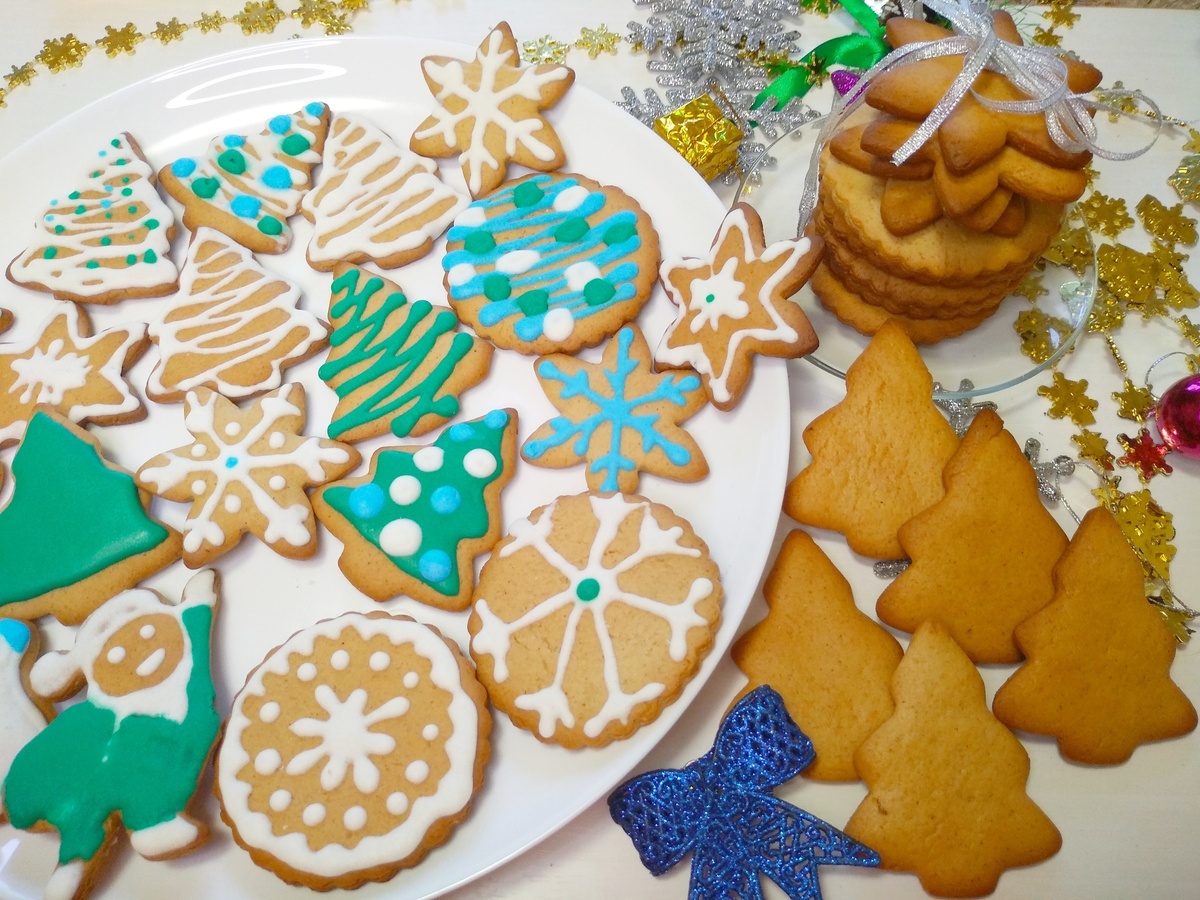 Всем доброго дня и солнечного зимнего настроения! На улице декабрь и с каждым днём мы приближаемся к встрече Нового года и Рождества!  В эти дни мы готовим подарки для наших родных и близких! Я сегодня предлагаю испечь очень вкусное имбирное печенье, которое добавит нотку праздника в наше настроение, дом , и будет отличным сладким дополнением к подарку.
