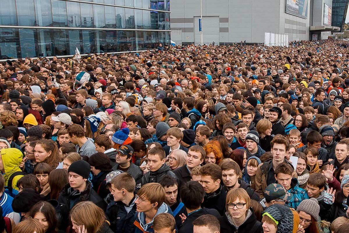 Crowd around. Толпа покупателей. Очередь. Люди в очереди. Человек толпы.